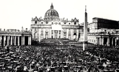 Blick auf eine Menschenmenge auf dem Platz und der Basilika von St. Peter, Vatikan, ca. 1865